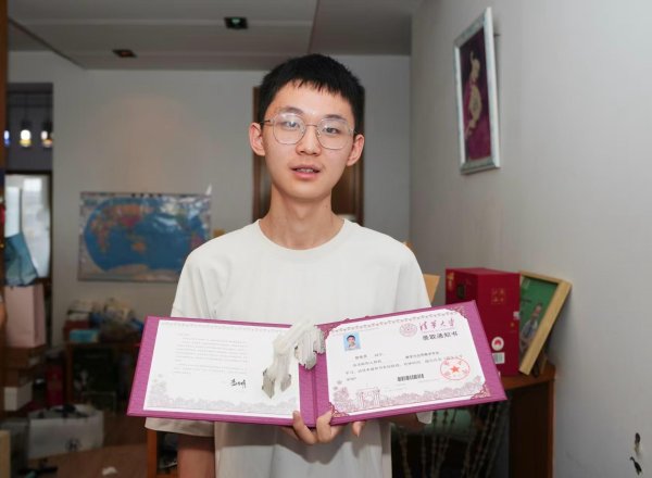 配资门户网官网首页 湖南首封录取通知书送达！张乐天：在学习中找到乐趣，无需在游戏中寻找新鲜感